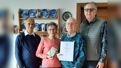 Präses Varghese Puthenchira, Marga Kohl und Josef Wismet zeichnen Johann Eller für 70-jährige Treue zur KAB aus. (Bild: Siegfried Bock)