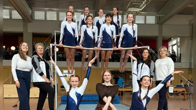 Die Turnerinnen des TSV Erbendorf mit den zwei Mannschaften der WK 13 und Ihren Trainerinnen sowie Kampfrichterinnen.  (Bild: Sonja Grünauer )