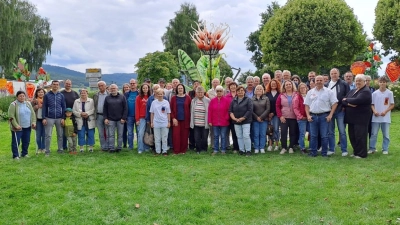 Gruppenbild der Teilnehmer am Tagesausflug der Almerer Tirschenreuth vor dem Brunnen im Glasdorf Weinfurtner in Arnbruck (Bild: Herbert Kastl)