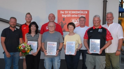 Die geehrten Mitglieder wurden im Rahmen der Jahreshauptversammlung für ihre 30-, 40- und 50-jährige Treue zum Sportverein ausgezeichnet. (Bild: Josef Popp)