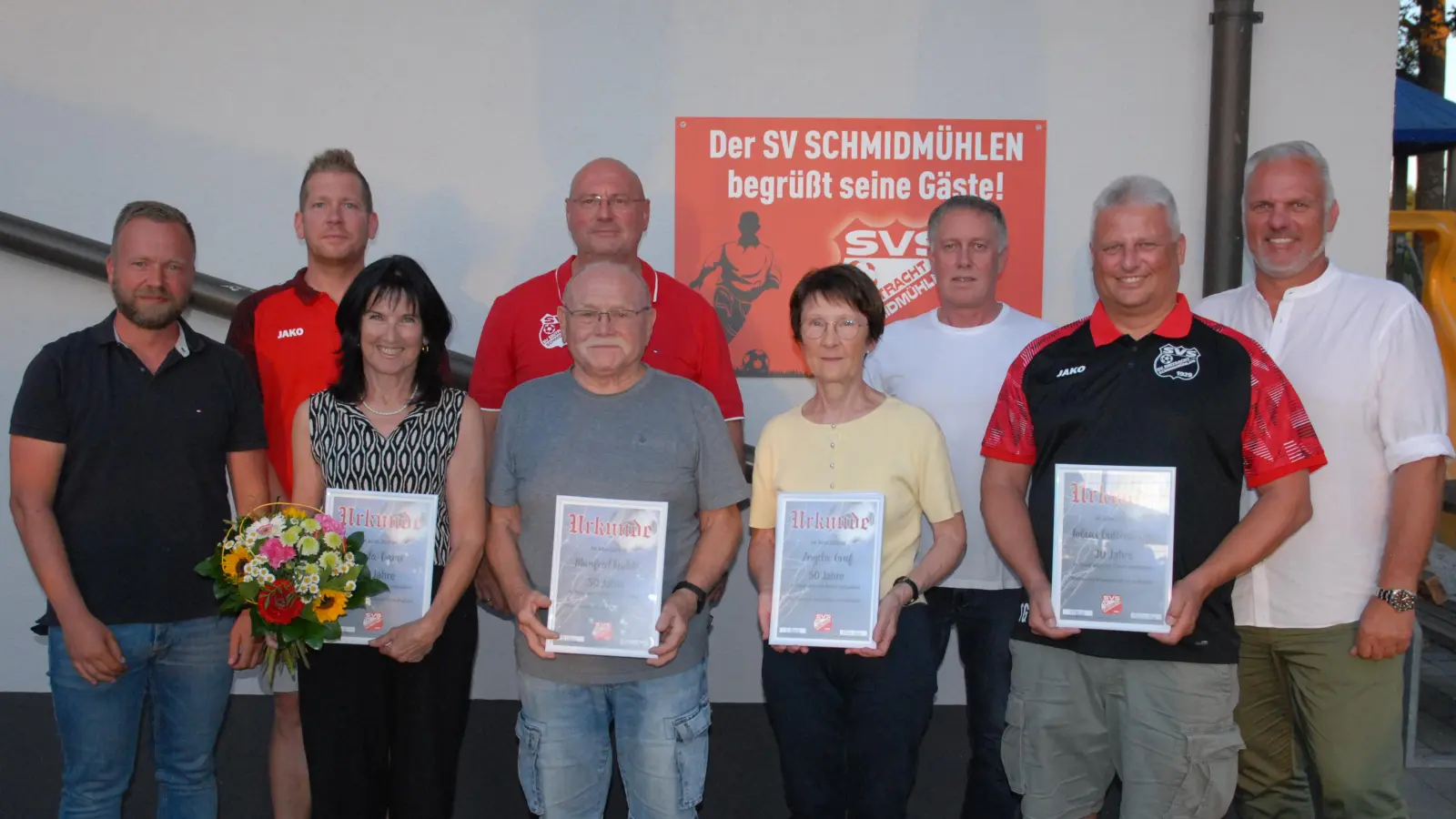 Die geehrten Mitglieder wurden im Rahmen der Jahreshauptversammlung für ihre 30-, 40- und 50-jährige Treue zum Sportverein ausgezeichnet. (Bild: Josef Popp)