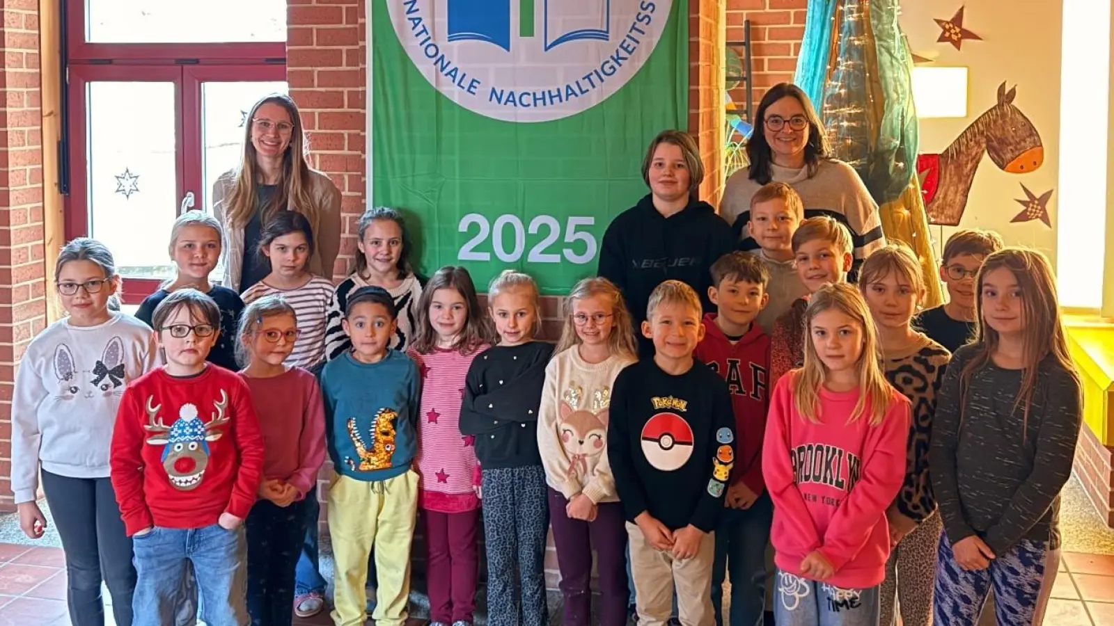 Die Klassensprecher sowie die Umweltbeauftragte Frau Gmeiner und Frau Meidenbauer freuen sich über die Ernennung zur Umweltschule. (Bild: Lara Zachmann)