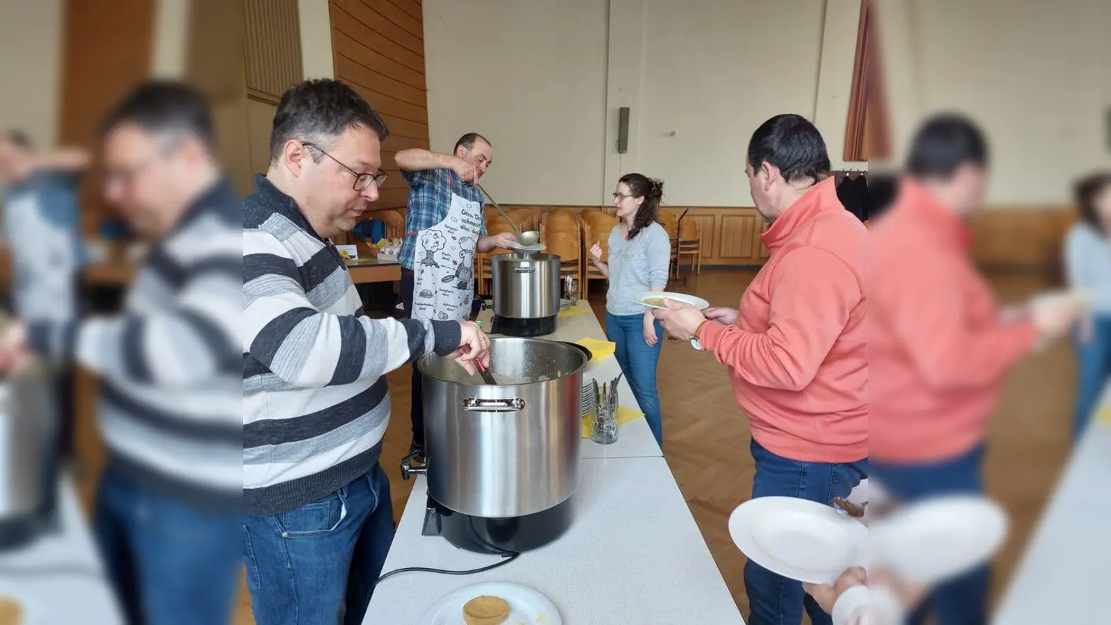 Beim Austeilen der Suppe des Pfarrgemeinderates.  (Bild: Wolfgang Unger)