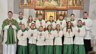 Die neuen Ministranten mit Ihren drei Gruppenleiterinnen Viktoria Blei, Mira Wettinger und Theresa Ziegler, Kaplan Herr Alexander und Mesner Gerald Schultes (Bild: Gerald Schultes)