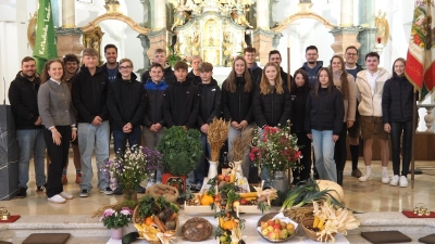 Beim Erntedankfest in der Wallfahrtkirche Waldthurn werden zehn neue Mitglieder in die KLJB Waldthurn aufgenommen. (Bild: Johannes Pleyer)