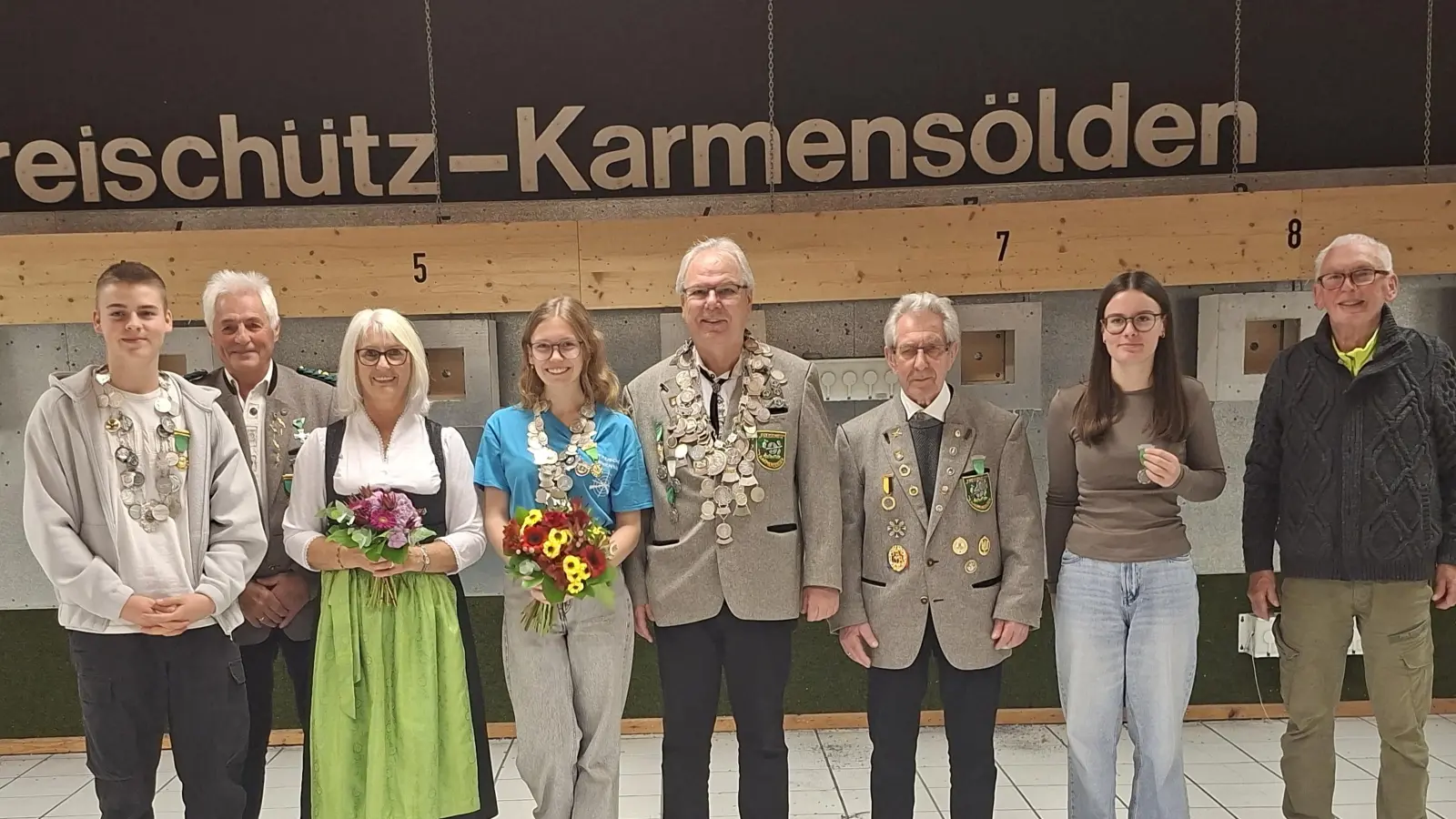 Der neue König mit Gefolge (von Links): Jugendkönig Niklas Bechthold, Schiessleiter und 1. Ritter Hans Meier, 1.Zofe Marianne Beer, Schützenliesl Alexia Frescher, König Rudi Möschl, 2. Ritter Walter Graml. 2. Jugendritter Leonie Lemnitzer, Gauschützenmeister Heinrich Fraunholz, es fehlen 2. Zofe Silvia Engel und 1. Jugendritter Jakob Grabinger (Bild: Stefan Neubauer)