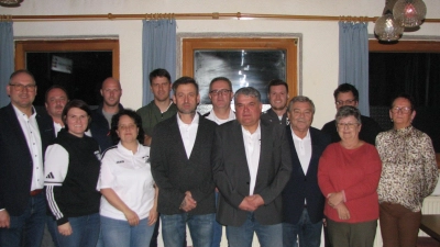 Mit neu gewählter und alt bewährter Vorstandschaft geht Stefan Neumann (6. von rechts) mit seinen Vertretern Holger Meyer (8. von rechts) und Thomas Bertelshofer (2. von links) die nächsten zwei Jahre an. (Bild: Johann Kneißl)