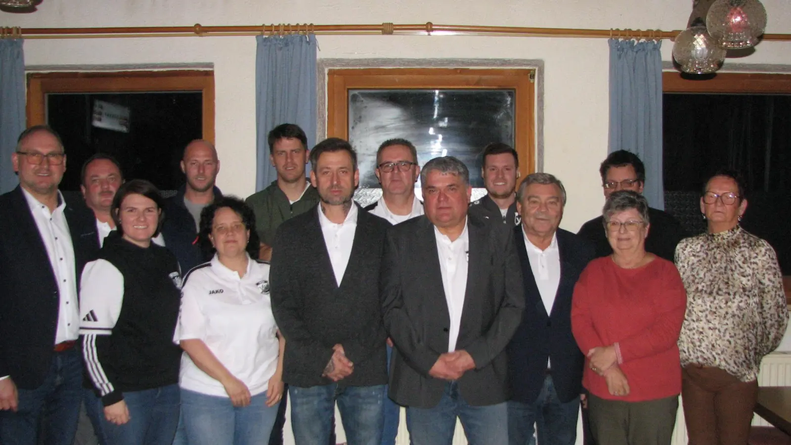 Mit neu gewählter und alt bewährter Vorstandschaft geht Stefan Neumann (6. von rechts) mit seinen Vertretern Holger Meyer (8. von rechts) und Thomas Bertelshofer (2. von links) die nächsten zwei Jahre an. (Bild: Johann Kneißl)