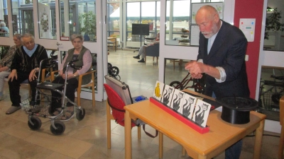 Konrad Samberger „verzauberte” die Bewohner/innen des Caritas-Marienheims (Bild: Daniela Donhauser)