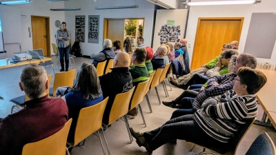 Die GSG Rosenberg lauscht dem Vortrag von Frau Christine Franz, Kriminalhauptmeisterin der Kriminalpolizeiinspektion Amberg bei ihrem Vortrag in den Räumen der Ökumenischen Sozialstation Sulzbach-Rosenberg. (Bild: Rudi Eckl)