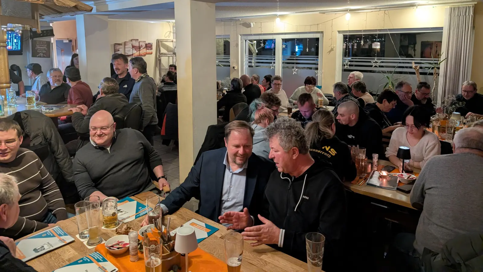 Im Bild die zahlreichen Besucher bei der Wahlveranstaltung der CFWG Bärnau. Zweiter von rechts ist der Landratskandidat Hubert Schicker. (Bild: Christian Ullrich)