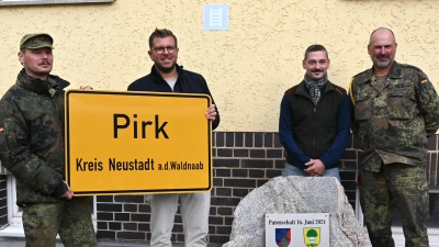 Bürgermeister Michael Meiler überreichte am Patenstein dem Batteriechef Major Lars Pawlick ein extra angefertigtes Ortschild zum Zeichen der Verbundenheit. (Bild: Kerstin Kiener)