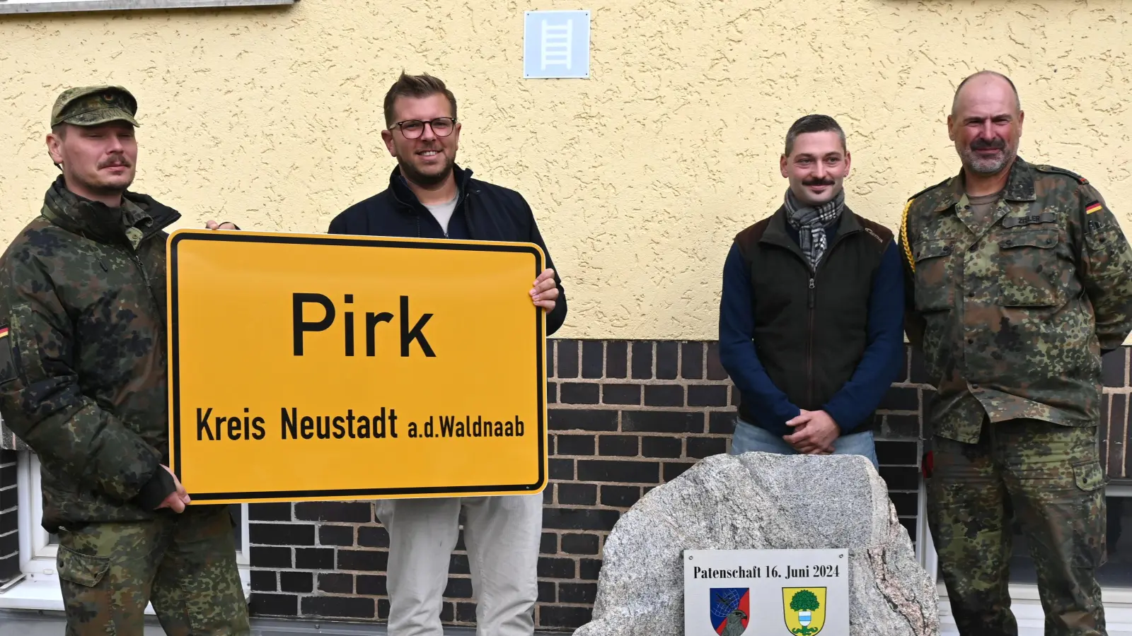 Bürgermeister Michael Meiler überreichte am Patenstein dem Batteriechef Major Lars Pawlick ein extra angefertigtes Ortschild zum Zeichen der Verbundenheit. (Bild: Kerstin Kiener)