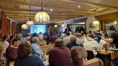 Bürgermeisterkandidat Jürgen Leißner informiert die Gäste zur Kommunalwahl im Rahmen des traditionellen Fischessens. (Bild: Felix Rösel )