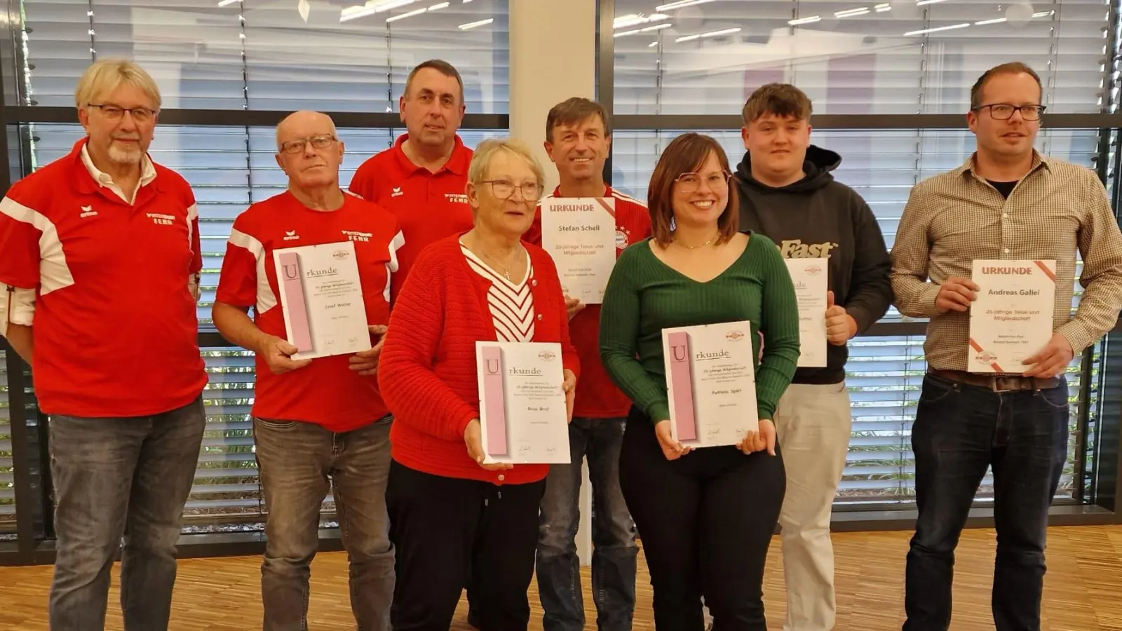 Das Bild zeigt von links, vorne stehend: Rosa Graf und Patricia Spörl. Hinten stehend: Roland Wende, Josef Walter, Klaus Fiebig, Stefan Schell, Nico Buttler, Andreas Gallei. (Bild: Klaus Fiebig)