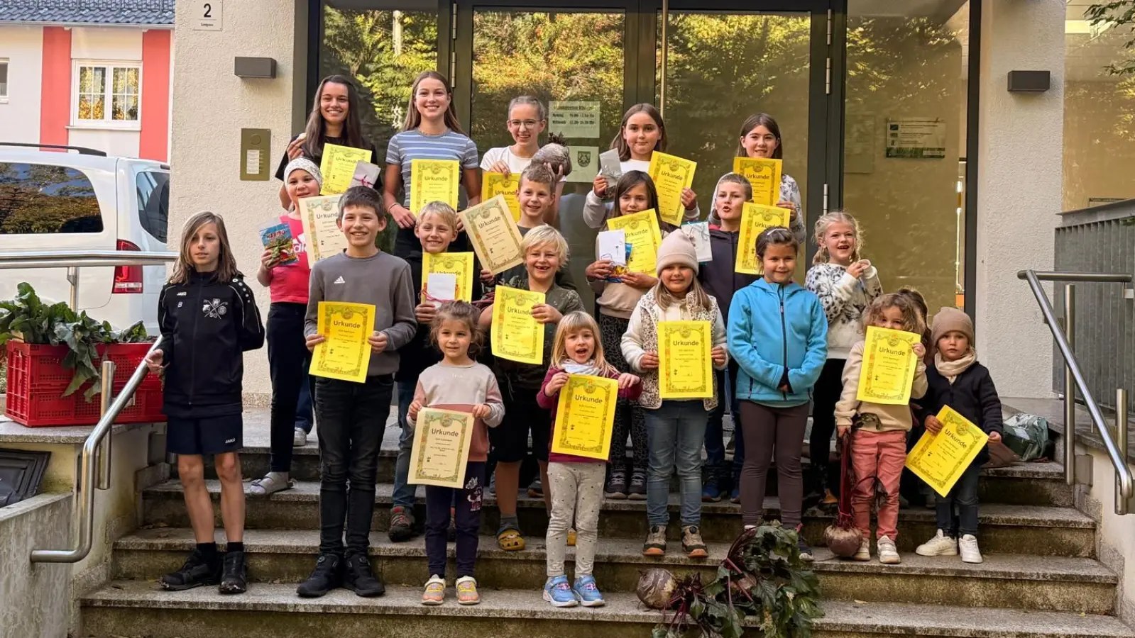 Die Kinder freuten sich über ihre Urkunden und Preise zur Prämierung des diesjährigen Gartenwettbewerbs (Bild: Susanne Gschrey)