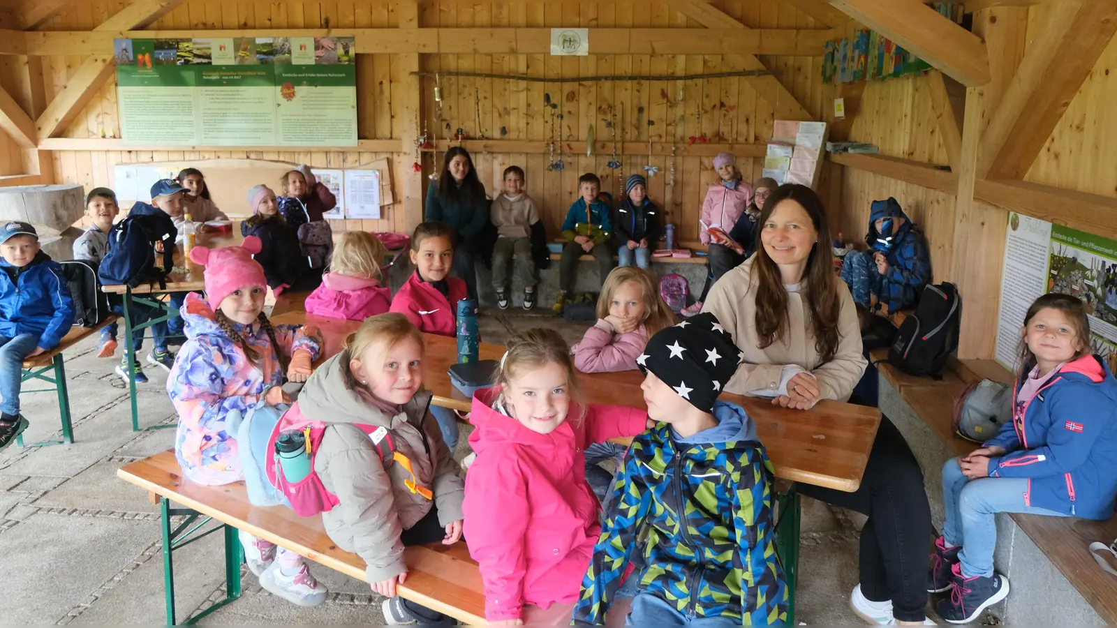 In Gottes freier Natur, wie hier im Kreislehrgarten, machte der Lesespaziergang der Schulkinder großen Spaß. (Bild: Fred Lehner)