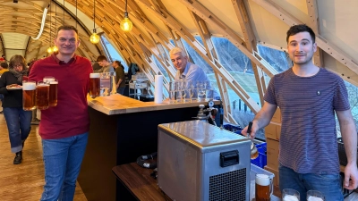 Bürgermeister Ernst Schicketanz und Ortsvorsitzender Christian Reichl kümmerten sich mit ihren Helfern ums Wohl der Gäste.  (Bild: Felix Alwang)