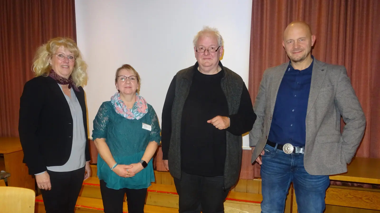 Baudirektor Stefan Büttner (rechts) lüftete das Geheimnis der Seeckendorfkapelle, Dr.Annette Stoidner –Aman und Annett Müller (links) informierten über das SAPV –Palliativnetz, 1. Vorsitzender Roland Blumenthaler kündigte eine weitere Veranstaltung „Lyrik in der Leichenhalle“ an.. (Bild: Alfons Prechtl )
