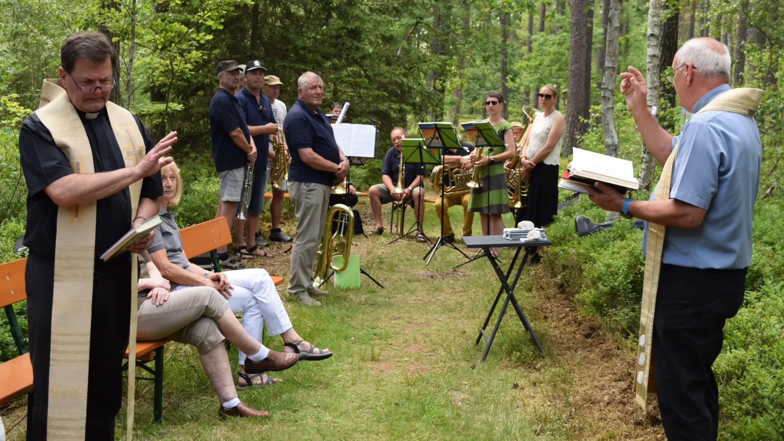 Pfarrer Zeltsperger (links) und Pfarrer Schornbaum (rechts): „Möge dieser Weg ein Ort des Friedens, der Freude und der Besinnung sein – für alle, die ihn gehen.“ Zweite von links Heidi Hiltel. (Bild: Elfriede Winter )