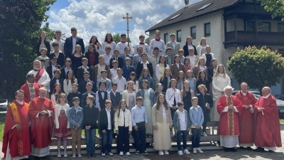 Die 64 Firmlinge mit Domdekan em. Josef Ammer, Dekan Hösl mit den Pfarrern Wilhelm Bauer, Ronald Liesaus, Pater Jo Jovilla aus Leuchtenberg, den Diakonen Ulrich Wabra und Janusz Szubartowicz und Gemeindeassistentin Elena Harwardt. (Bild: Reinhard Kick)