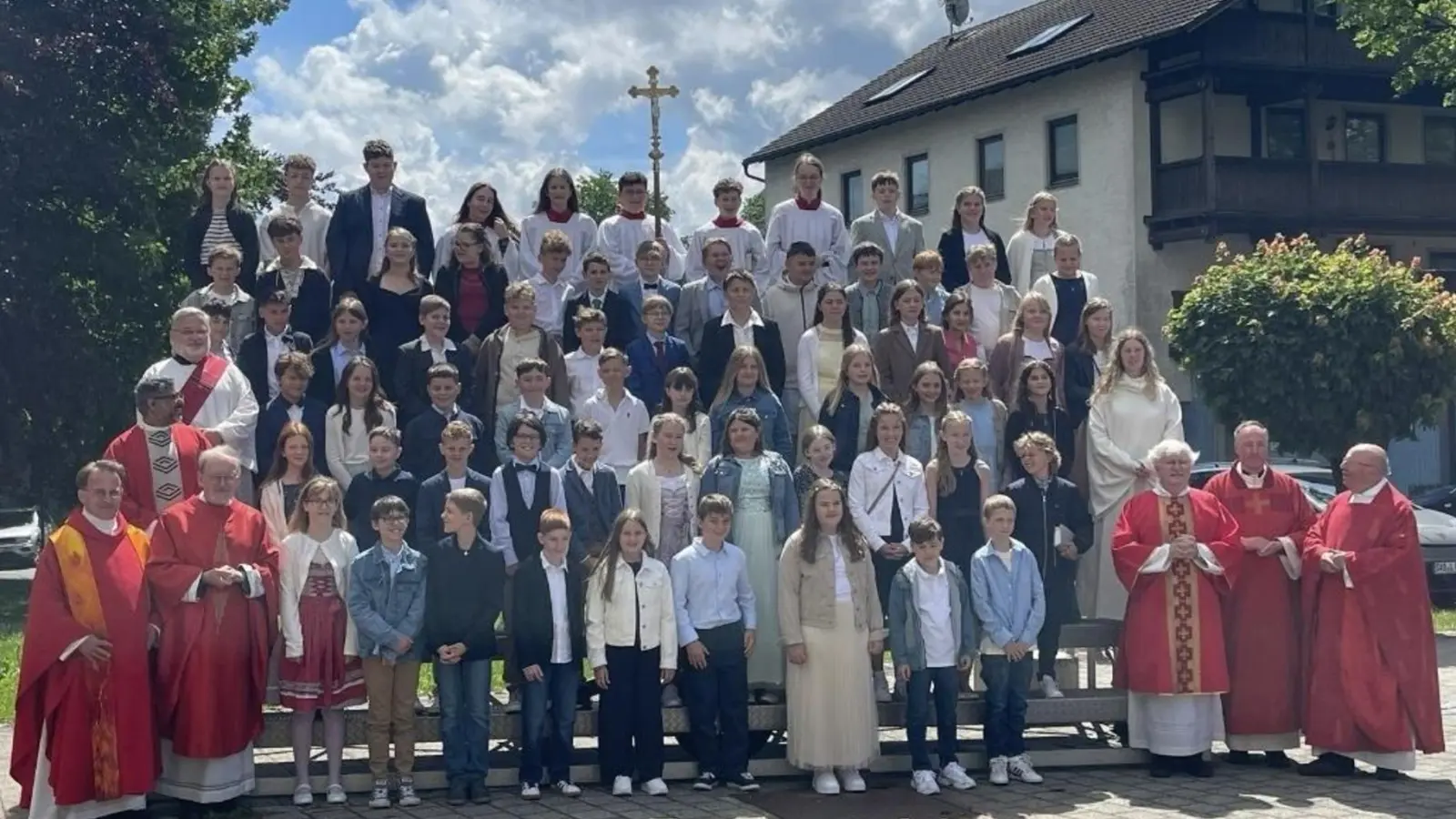 Die 64 Firmlinge mit Domdekan em. Josef Ammer, Dekan Hösl mit den Pfarrern Wilhelm Bauer, Ronald Liesaus, Pater Jo Jovilla aus Leuchtenberg, den Diakonen Ulrich Wabra und Janusz Szubartowicz und Gemeindeassistentin Elena Harwardt. (Bild: Reinhard Kick)