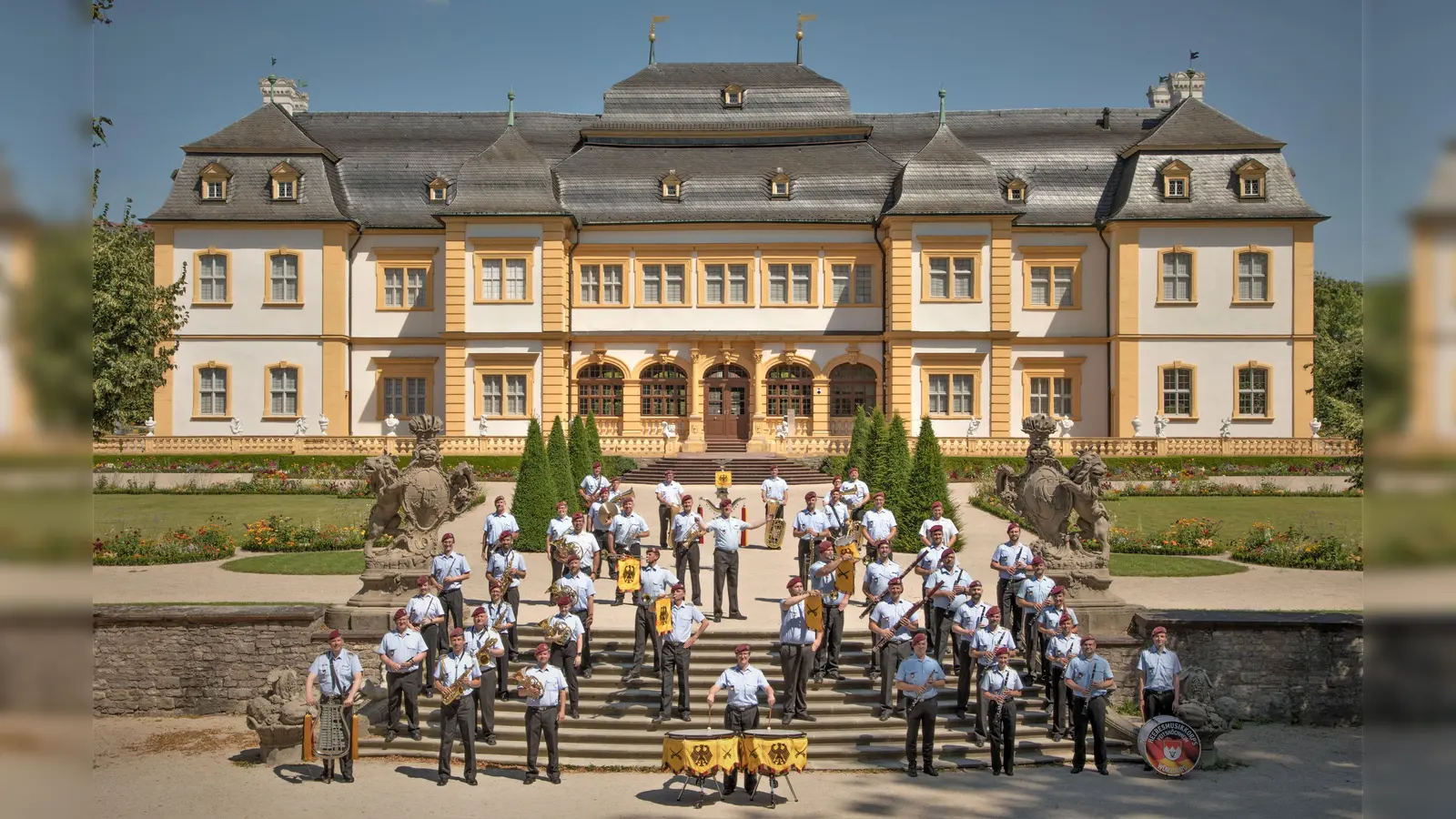 Orchester vor dem Rokokoschloß. (Bild: Detlef Koalick)