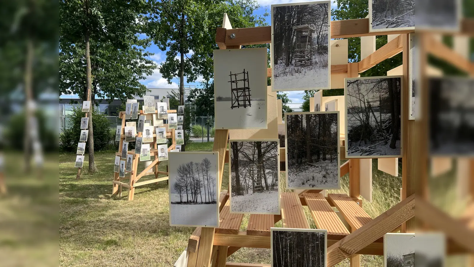 Die Freiluftausstellung „Hochsitze“ im Lüdecke-Park in Amberg zeigt Fotografien von Hochsitzen. (Bild: Wilhelm Koch)
