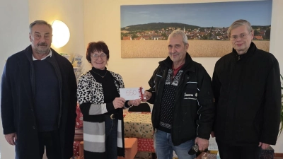 Von links: Bürgermeister Josef Beimler, Frauenbundvorsitzende Sieglinde Zielbauer, Truckerfahrer Ludwig Wüst aus Georgenberg und der Waldthurner Pfarrer Norbert Götz freuen sich, dass bedürftigen Menschen geholfen wird. (Bild: Petra Reil)