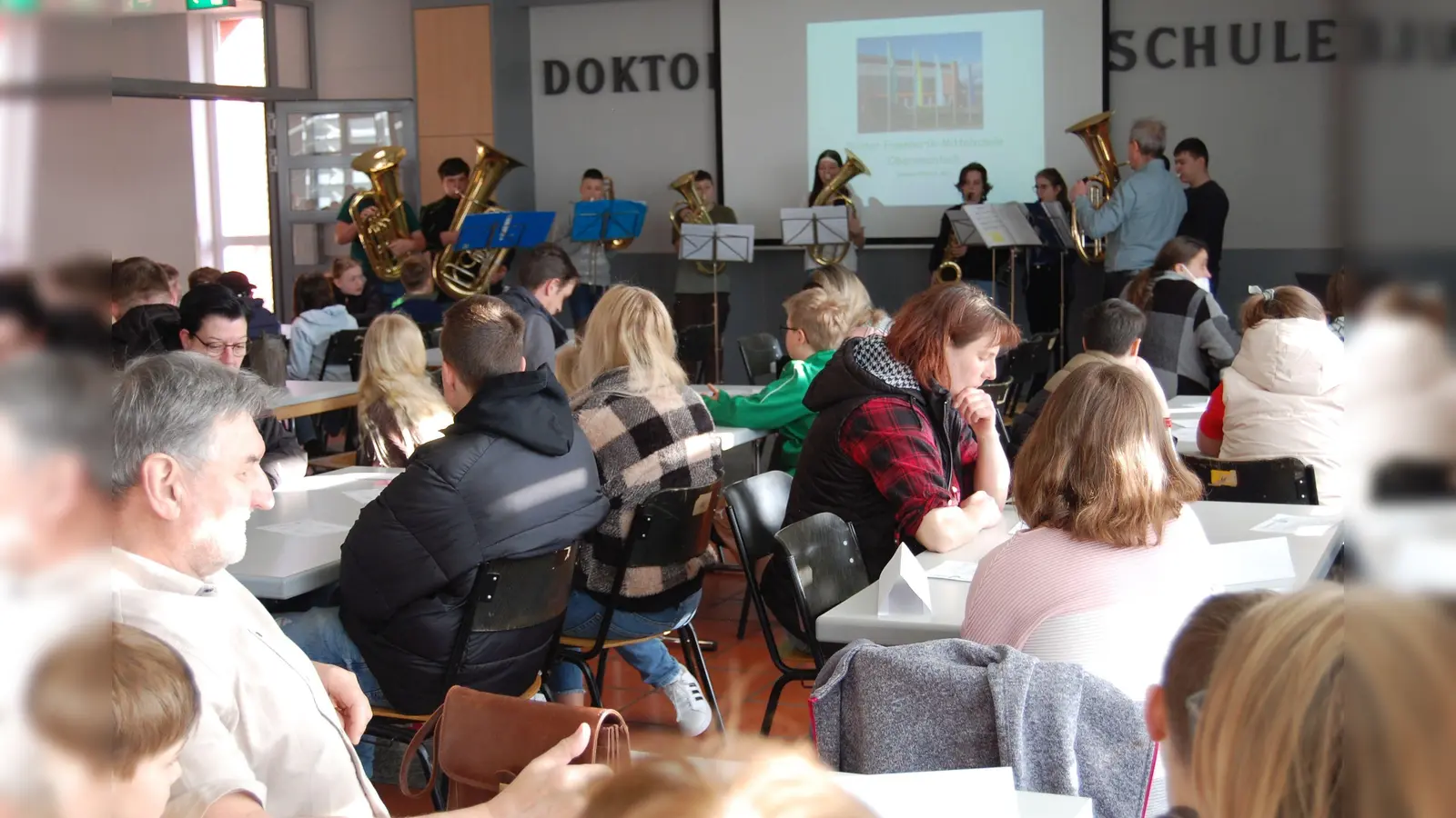 Erfreulich viele Schülerinnen und Schüler der vierten Klassen der umliegenden Grundschulen nahmen mit ihren Eltern das Angebot wahr, sich umfassend über die Doktor-Eisenbarth-Mittelschule zu informieren und in den Unterricht hinein zu schnuppern.  (Bild: Werner Winderl)