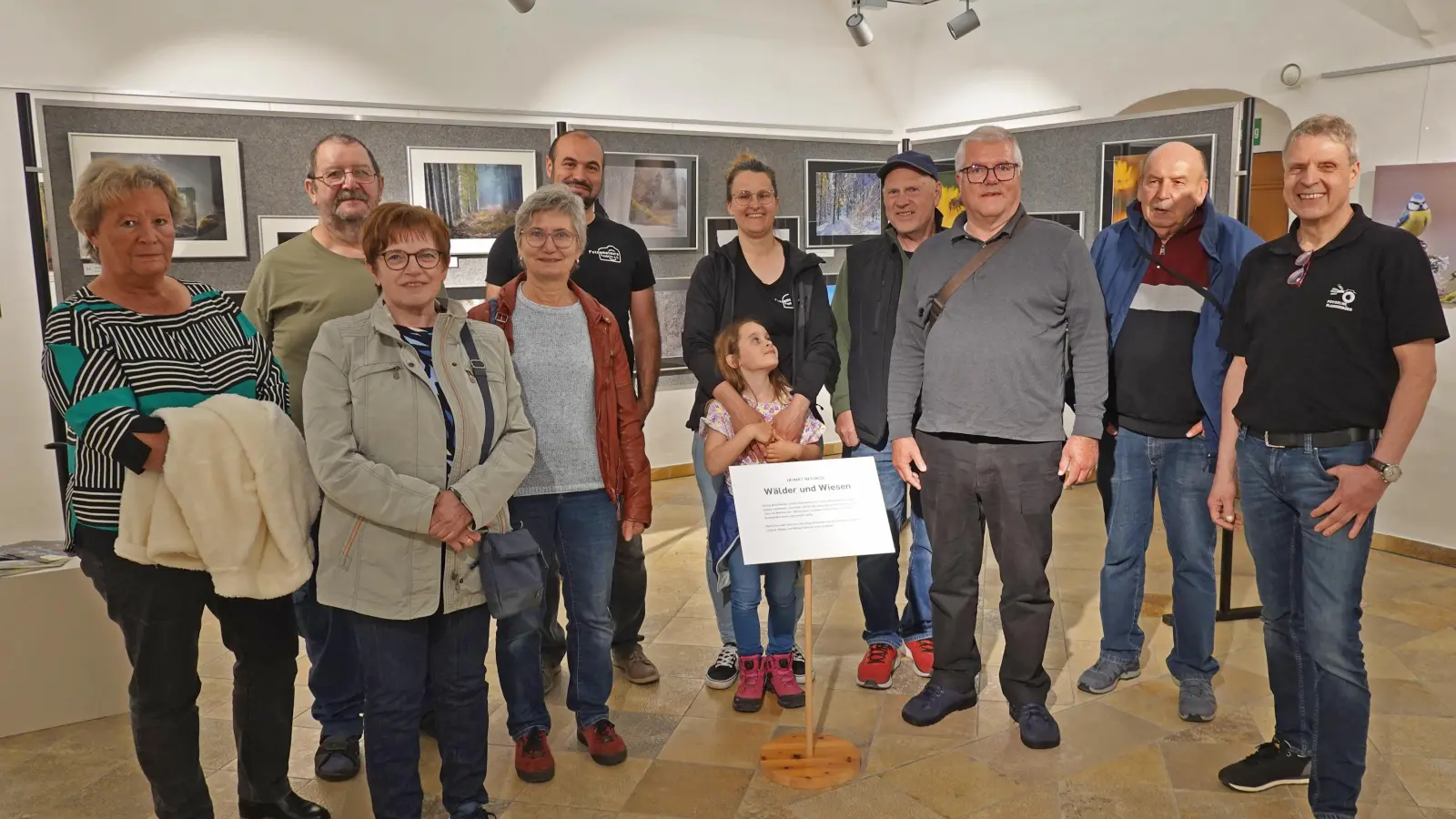 Den Fotoamateuren Teublitz stattete der Flossenbürger Fotoklub einen Besuch ab. Die präseentierte Ausstellung imponierte mit rund 90 hochkarätigen Aufnahmen unter dem Motoo „Fokus Heimat”. (Bild: Bernhard Neumannm)