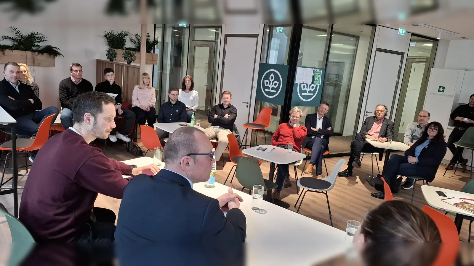 In der Podiumsdiskussion erhielten die Netzwerker von Schule und Wirtschaft, fundierte Informationen. (Bild: Sebastian Bäumler )