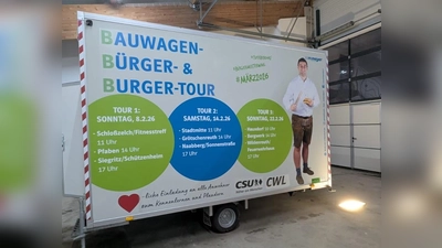 Mit dem Bauwagen sind CSU und CWL auf Tour und braten Burger - und das kostenlos.  (Bild: Dominik Vollath)