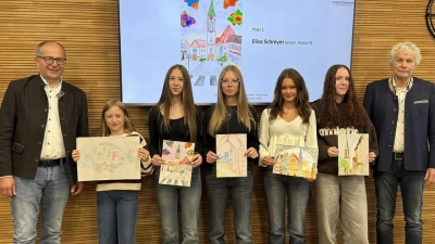 Die Preisträgerinnen des Malwettbewerbs für das Titelbild der Oberpfälzer Kulturtage 2027 in Kemnath v.l.n.r.: Roman Schäffler (Erster Bürgermeister Stadt Kemnath), Sophie Ries (2. Platz), Elisa Schreyer (1. Platz), Viola Mihl (Sonderpreis Stadt Kemnath), Helena Westphal und Anna Maria Weiß (3. Platz) mit Wolfgang Lippert (Vizepräsident Oberpfälzer Kulturbund). (Bild: Nina Lang)