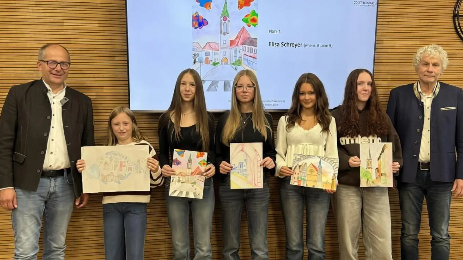 Die Preisträgerinnen des Malwettbewerbs für das Titelbild der Oberpfälzer Kulturtage 2027 in Kemnath v.l.n.r.: Roman Schäffler (Erster Bürgermeister Stadt Kemnath), Sophie Ries (2. Platz), Elisa Schreyer (1. Platz), Viola Mihl (Sonderpreis Stadt Kemnath), Helena Westphal und Anna Maria Weiß (3. Platz) mit Wolfgang Lippert (Vizepräsident Oberpfälzer Kulturbund). (Bild: Nina Lang)