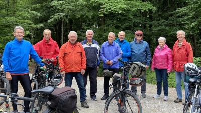 Radfahrgruppe des OWV Nabburg auf Radtour zum Aussichtsturm auf dem Hirschberg (Bild: Hans Rachwalik)