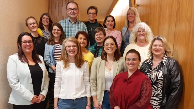 Sie leiten die Geschicke des Katholischen Deutschen Frauenbunds für die nächsten vier Jahre. Die Neuwahlen leiteten Pfarrer Herbert Mader (hintere Reihe) und Kerstin Aufschneider (v.r) vom Diözesanvorstand Regensburg (Bild: Heidi Franitza)