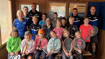 Kinder und Anleiter des Tennisschnuppertrainings 2026 des TC Schmidgaden e.V. - Ferienprogramm der Gemeinde. (Bild: Pia Wisneth)