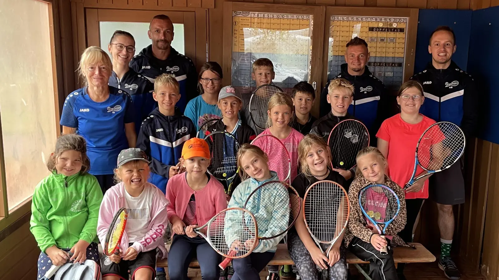 Kinder und Anleiter des Tennisschnuppertrainings 2026 des TC Schmidgaden e.V. - Ferienprogramm der Gemeinde. (Bild: Pia Wisneth)