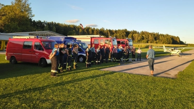 Aufstellung der Feuerwehren zur Gemeinschaftsübung am Flugplatz Fichtelbrunn (Bild: Michael Rösl)
