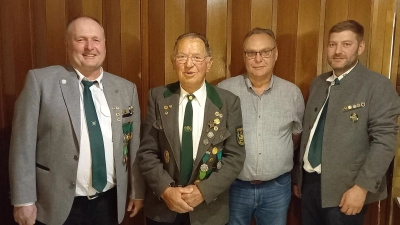 von links: Alexander Rösch, Jubilar Georg Rubenbauer, Manfred Pickel und 1. Schützenmeister Martin Pickel. (Bild: Sibylle Rubenbauer )