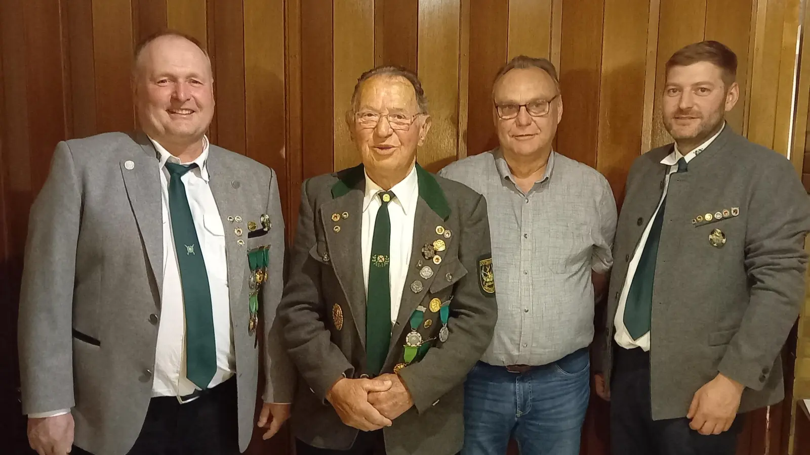 von links: Alexander Rösch, Jubilar Georg Rubenbauer, Manfred Pickel und 1. Schützenmeister Martin Pickel. (Bild: Sibylle Rubenbauer )