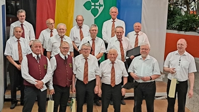 Die Vorstände und Chorleiter mit den Sängern des gastgebenden Chores (Bild: Andreas Wirnshofer)