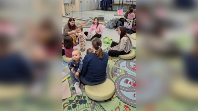 Mütter mit ihren Kindern beim Kennenlernen (Bild: Kerstin Bauer)