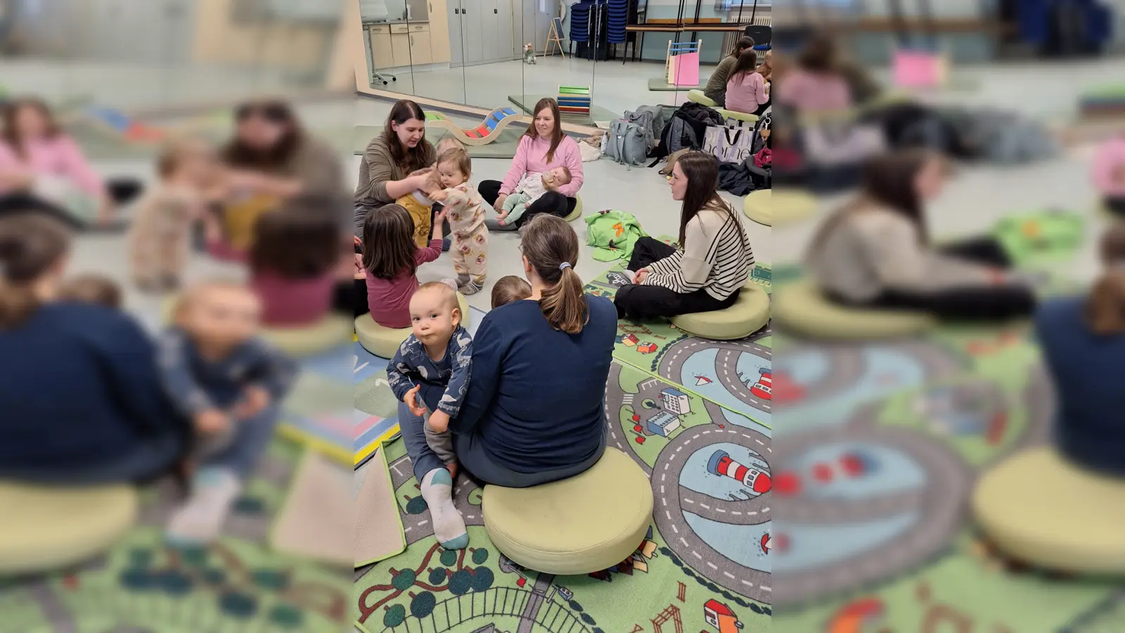 Mütter mit ihren Kindern beim Kennenlernen (Bild: Kerstin Bauer)