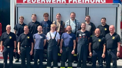 Alle Teilnehmer mit KBR Christof Strobl (links) und Lehrgangsleiter KBM Andreas Luber (rechts) (Bild: Florian Schlegel)