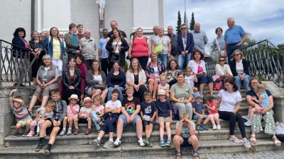 Die Reisgruppe auf dem Stufen der Wallfahrtskirche „Maria Hilf“ in Fuchsmühl mit Pater Jo Jovilla Kurian (vor dem Kreuz) und Hans Jürgen Schultes (links davon). (Bild: Claudia Rupprecht)