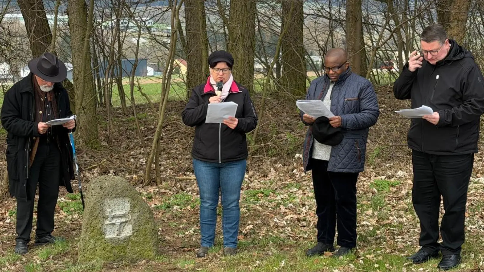 1. Vorsitzender Georg Härtl, Agnes Härtl, Pfarrer Udo Klösel und Pfarrvikar Basil Bazir bei der 1. Kreuzwegstation (Bild: Peter Hummer)
