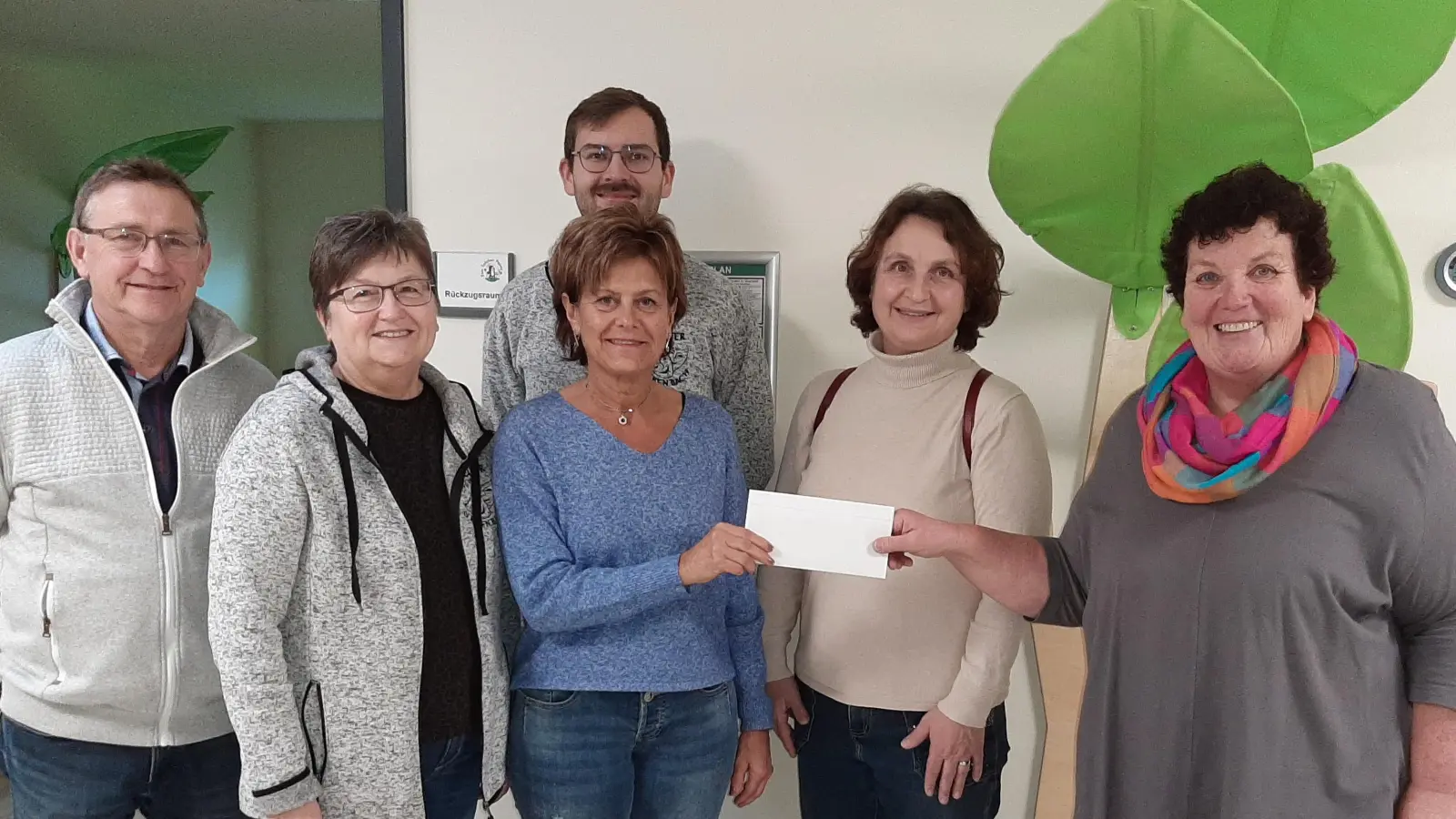 Mitglieder der Theatergruppe Gebenbach mit Karin Borchers in Ninos Kinderhaus. (Bild: Karin Borchers)