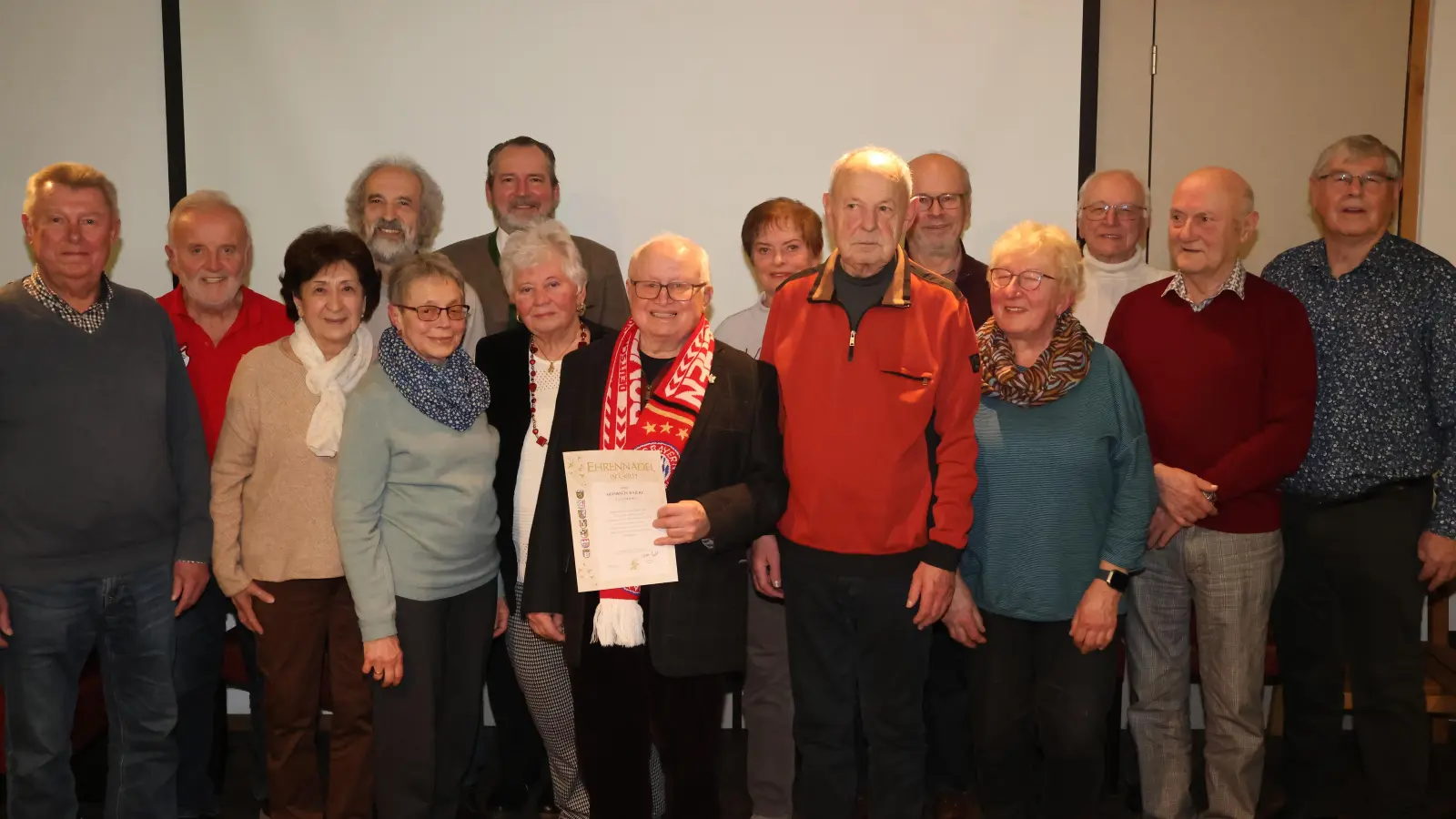 Stellv. Kreisvorsitzender Gerhard Lehnart, (links), Bürgermeister Frank Zeitler (6. von links), Vorsitzender Walter Wolf (rechts) mit den Geehrten. (Bild: Anja Wolf )